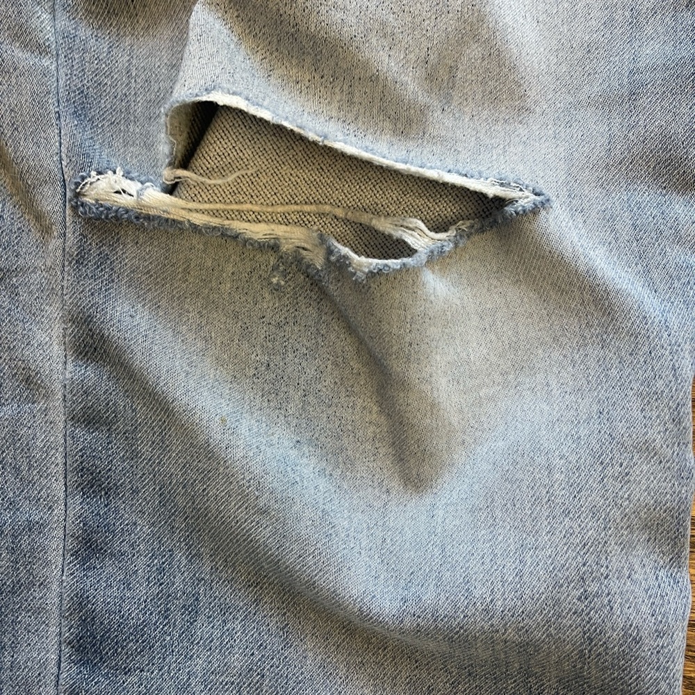 Signature Men’s Levi Strauss & Co. Distressed Denim Faded Light Wash Jeans 34x32 - Picture 8 of 16